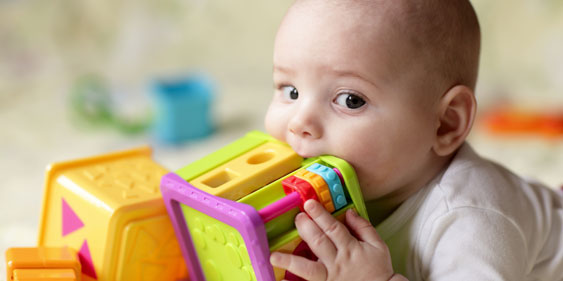 Das Bild zeigt ein Baby, das Plastikspielzeug in den Mund nimmt;  Copyright Panthermedia; Link zum Artikel