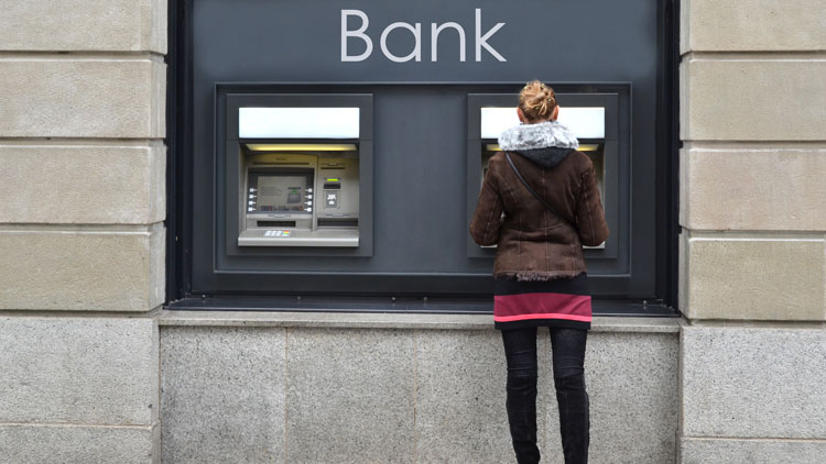 Frau vor einem Geldautomaten; Copyright Panthermedia