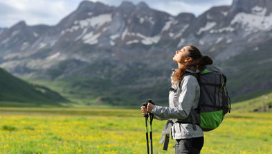 Frau beim Wandern in den Alpen genießt die Sonne; Copyright Panthermedia