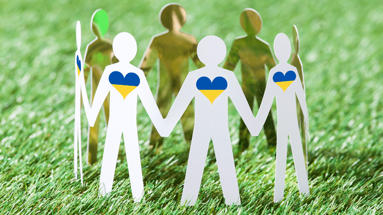 Das Bild zeigt Papierfiguren mit Herzen in den Farben der ukrainischen Flagge auf der Brust, die sich an den Händen halten; Copyright Panthermedia